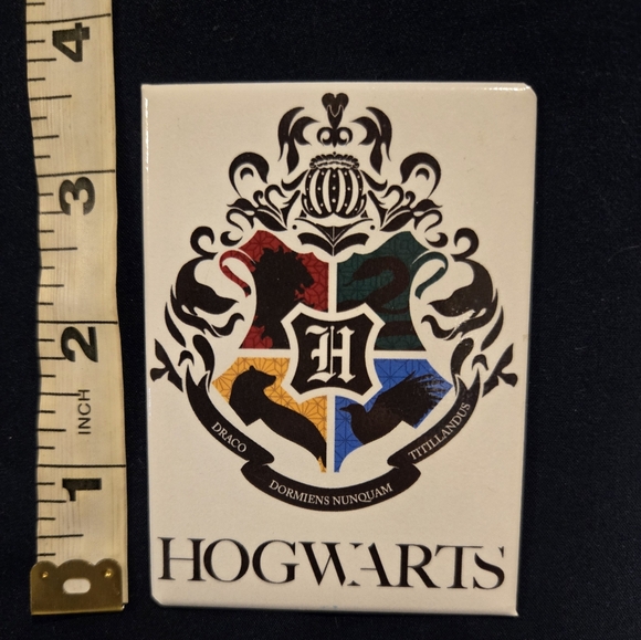 NWOT Harry Potter Hogwarts Crest Magnet - Picture 1 of 2
